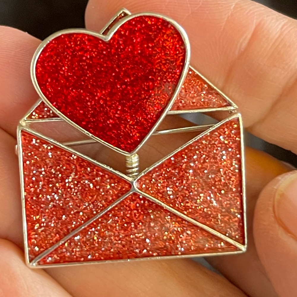 TC Signed Glittery Pink & Red Opened Envelope With Heart Brooch - Picture 3 of 4
